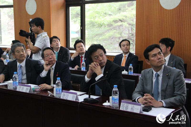 �շ�����߾۾�����ۿ�����Ļ��Ƭ