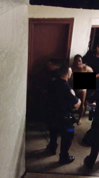 美国纽约警察暴力执法 女子近乎全裸被压制(组