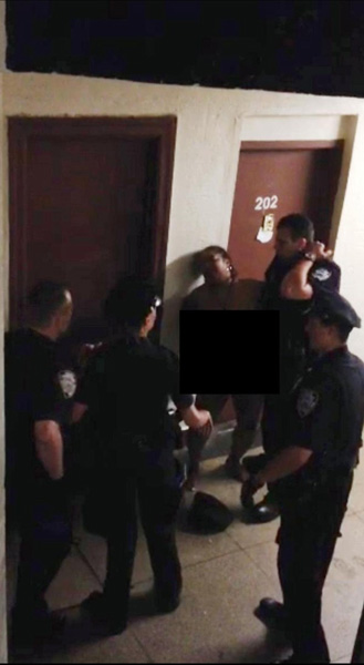 美国纽约警察暴力执法 女子近乎全裸被压制(组