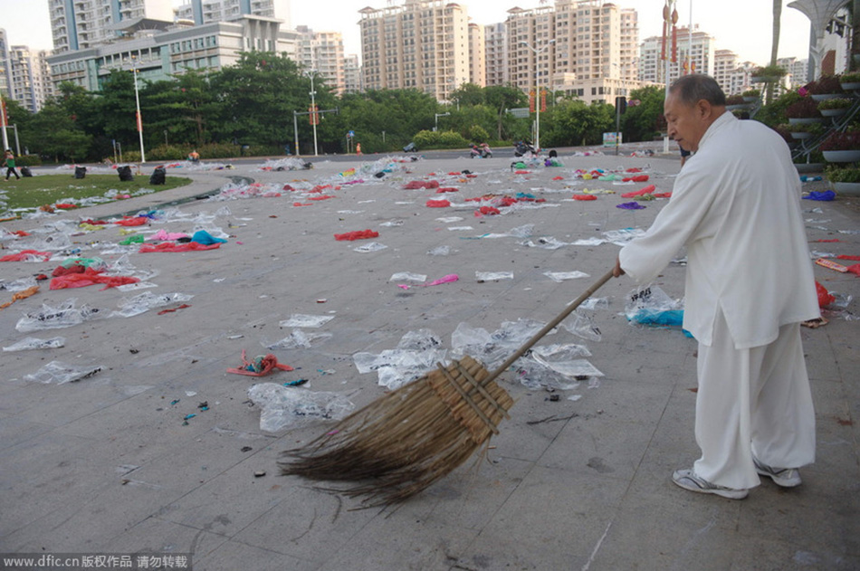 海南琼海：中元之夜 天灯升空垃圾遍地