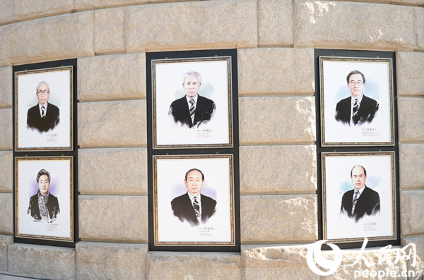 首尔市图书馆在图书馆建筑的外墙壁上展示了32位生活在首尔的爱国志士照片展。（摄影：黄海燕）