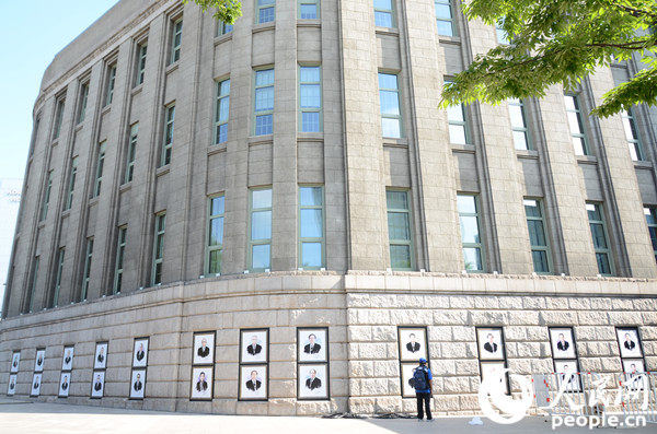 首尔市图书馆在图书馆建筑的外墙壁上展示了32位生活在首尔的爱国志士照片展。（摄影：黄海燕）