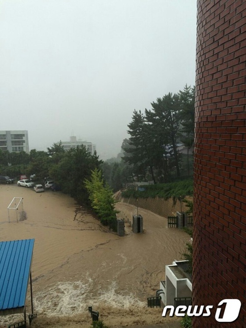 韩国暴雨导致釜山15所学校受损 一女子中学被