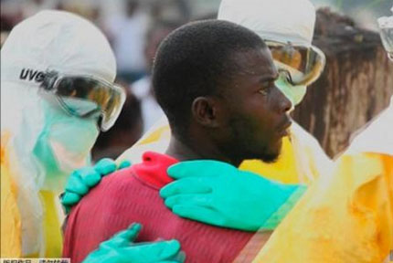 当地时间9月2日，利比里亚首都蒙罗维亚一名埃博拉病人逃离医院，在穿过当地市场寻找食物时被发现，但无人敢接近，他在市场内快速前进，直到全副武装的医护人员闻讯赶来围堵，才将他抓捕。据当地居民介绍，这是该医院第五名出逃的埃博拉患者。