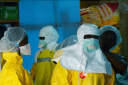 图为埃博拉医护人员。尼日利亚面临日益严重的疫情威胁，尽管当局应对得当，但仍无法确定能否成功阻止病毒扩散。哈科特港市已有3人死于埃博拉病毒，另有380人因接触过患者正接受观察，60名高危感染者被隔离。