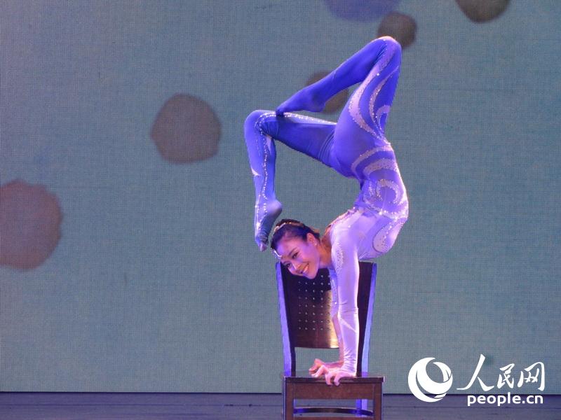中国杂技团赵鑫颖表演《柔术》