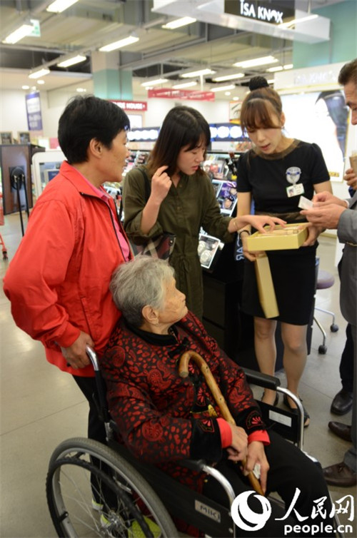 л�绪ĸŮ�ں���������������Homeplus���ҵ�ιۡ�����Ӱ �ር����