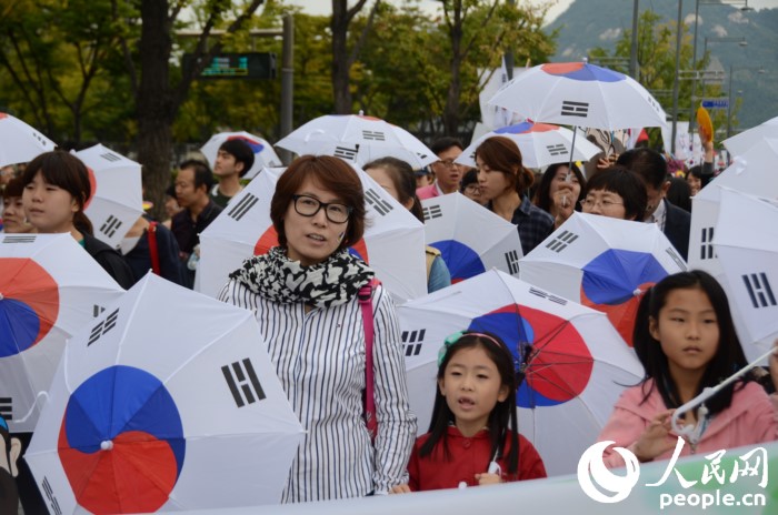 首尔举行游街庆典欢度韩国国庆日