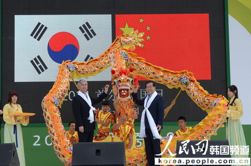 中国驻韩大使邱国洪与首尔市长朴元淳为中国龙点睛。（摄影：黄海燕）