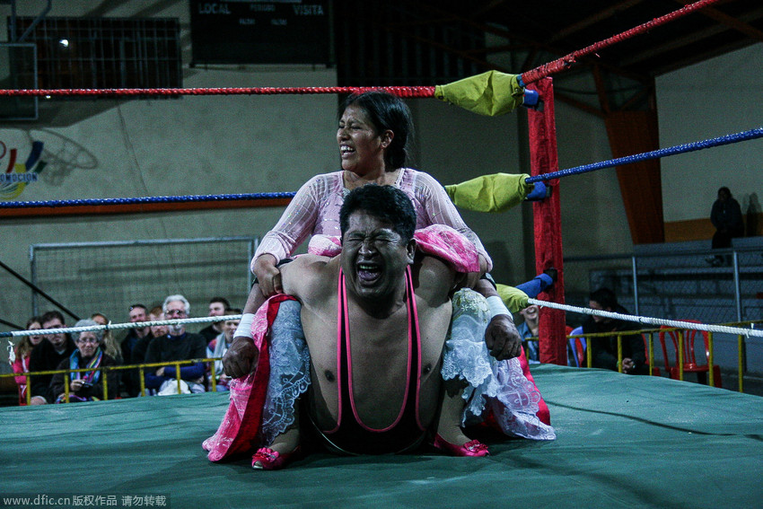 高清: 实拍玻利维亚摔跤比赛 美女大战野兽【2】