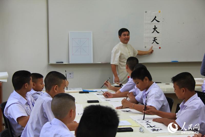 中国驻泰使馆举办与泰国学校结对子周年活动