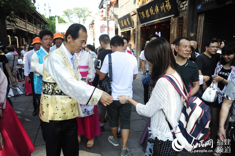 崔文洵向游客发放江原道宣传资料