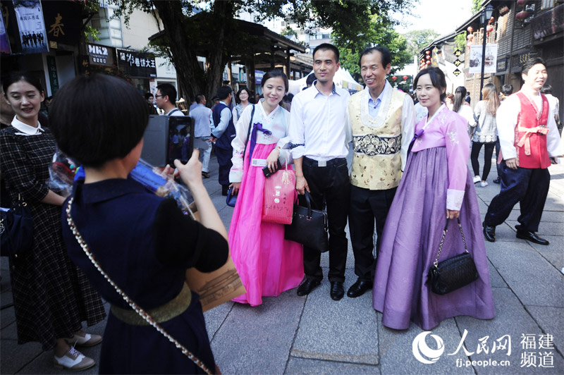 崔文洵与游客合影