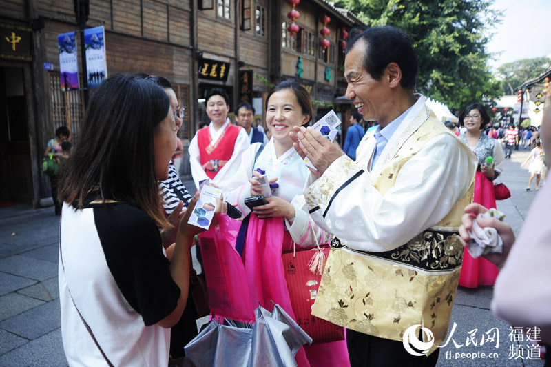 崔文洵与市民交流