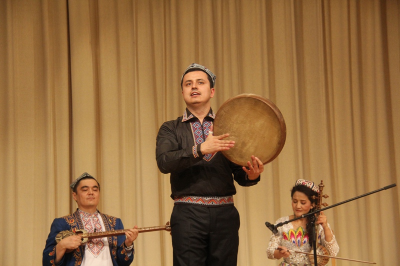 中国新疆文化周歌舞表演在中国驻德使馆举行