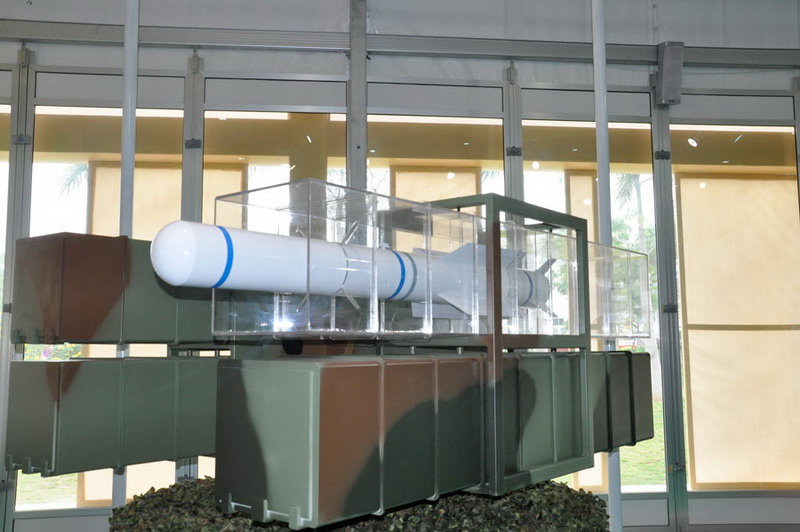 保利集团在第十届珠海航展上展出的PA02-MA型多功能战术导弹 (人民网孙昭摄)