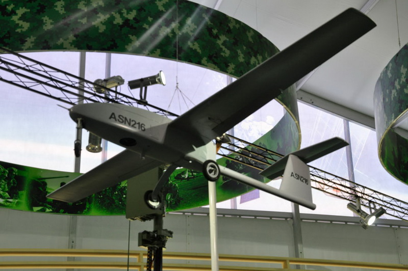 保利集团在第十届珠海航展上展出的PT01型无人机载光谱高识别系统 (人民网孙昭摄)
