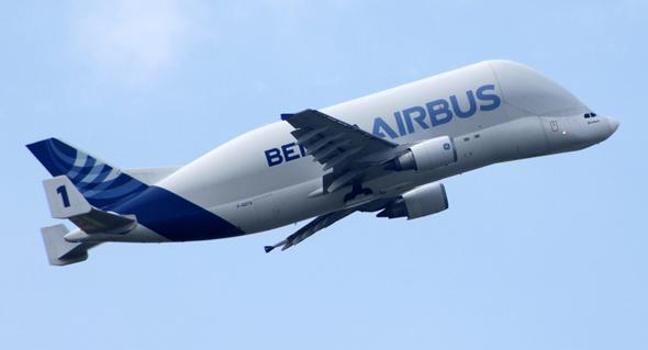 2014年3月19日，空客A300-600ST“大白鲸”1号机从法国图卢兹机场起飞。      摄影：人民网 杨铁虎