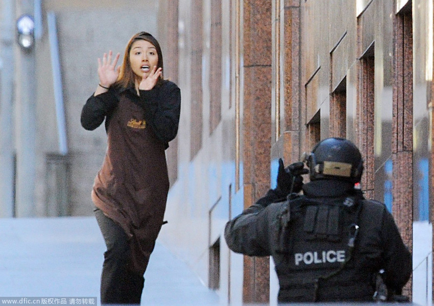 高清:人质从澳绑匪处逃出 哭着跑向警察