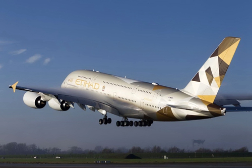 阿提哈德航空的第一架空客a380飞机首飞.