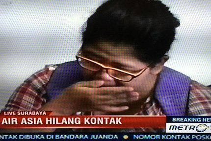 据亚洲新闻网报道，印尼交通局就亚航客机失联事件在泗水机场举行新闻发布会。从实时画面看，乘客家属纷纷到达机场，情绪十分激动，不少人对着墙上的乘客名单失声痛哭。