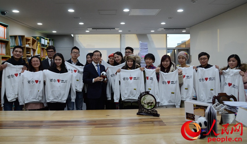 1月7日，首尔市长朴元淳邀请四川省旅游团一行参观市长办公室。（摄影：黄海燕）
