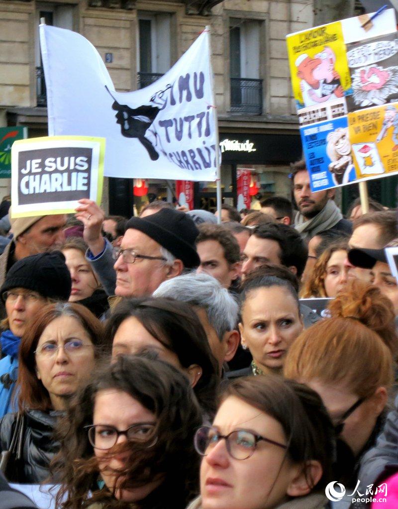 1月11日，法国近400万人参加在全国各地举行的反恐大游行。人民网记者王芳摄