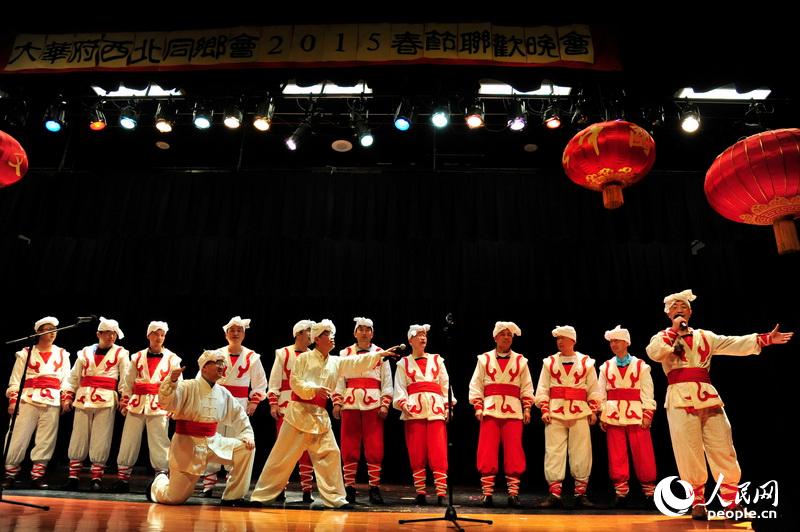 图为西北汉子们表演的小合唱“黄河船夫曲”。人民网记者　何小燕　摄