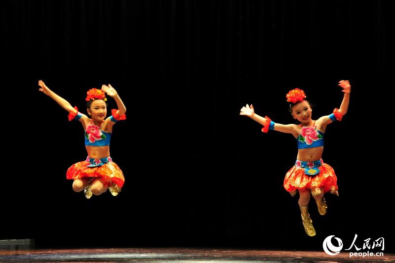 图为齐天舒、齐天骄姐妹俩表演的双人舞“中国范儿”。人民网记者　何小燕　摄