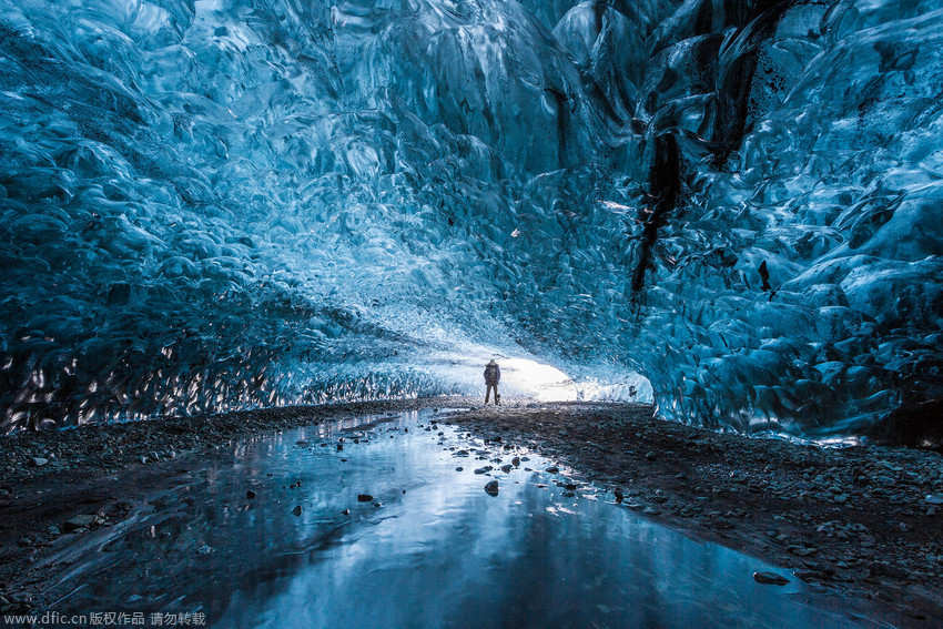 岛摄影师拍摄冰洞奇景 壮美如蓝色梦幻水晶宫