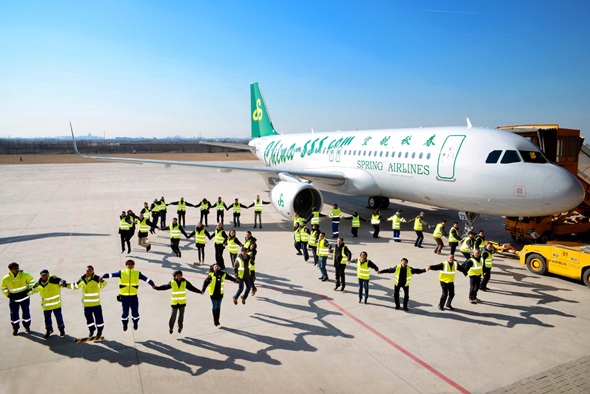 人民网天津2月11日电 (杨铁虎)总部位于上海的春秋航空公司11日在空客天津交付中心接收了一架由空客天津总装线完成总装的A320飞机。至此,春秋航空的机队规模达到50架,运营的飞机全部为空客A320机型,全经济舱配置。 春秋航空此次接收的新飞机是通过工银金融租赁有限公司租赁而来的,临时注册号为B-515L。该飞机选用CFM56型发动机提供动力,装配有鲨鳍小翼,采用经济高效的180座经济舱单舱布局。 春秋航空公司董事长王正华说:在我们即将庆祝春秋航空10周年的时候,迎来了第50架飞机,我们感到十分高兴。十年