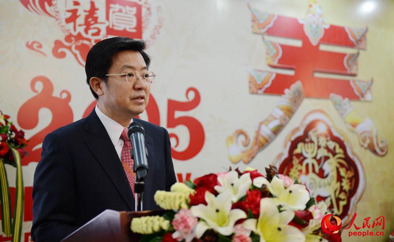 中国驻老挝大使关华兵通过人民网向全国人民和