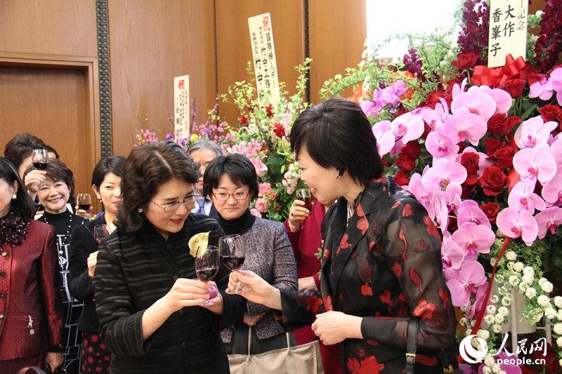 大使夫人汪婉参赞与日本首相夫人安倍昭惠共同举杯