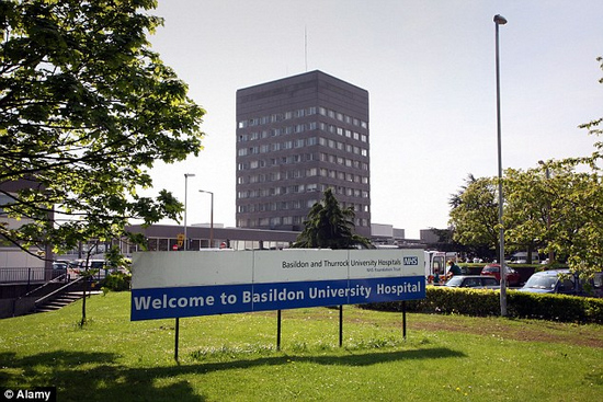 分娩孕妇在家中被一伙蒙面匪徒用棒球棍和刀袭