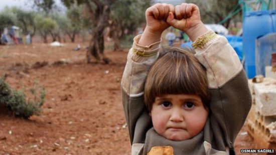 叙利亚4岁女童错将相机当武器 惊恐中举手投降