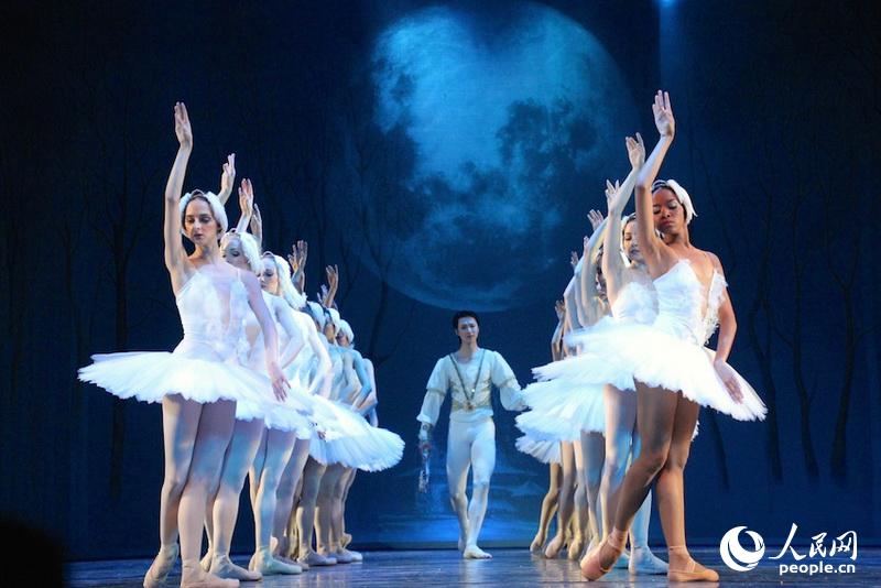 高清:辽宁芭蕾舞团携手南非舞者 跨越万里演绎