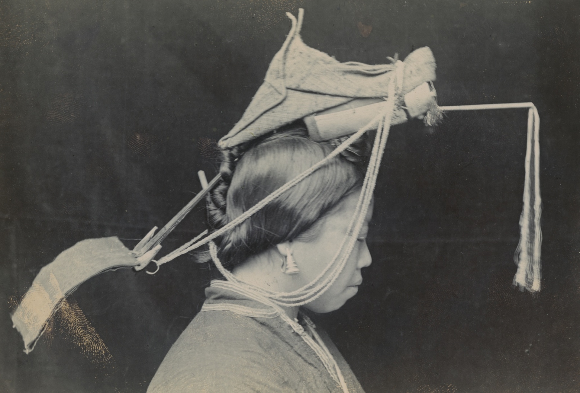 1896йĽͷΣͷװŰɫ˿Ρ