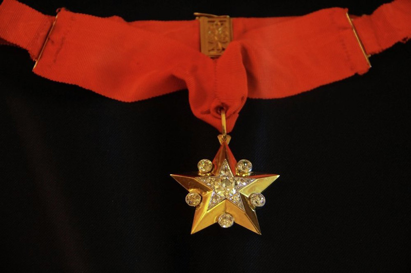 苏联元帅之星勋章：战争期间，一些具有出色指挥才能的人获得了元帅称号。第一位获得元帅称号的是格奥尔吉・朱可夫。由此他被授予元帅之星勋章。该勋章五角均有白金制作，在其中心处嵌有25枚钻石，在星角间也镶嵌了5颗钻石。