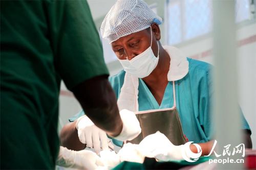 索马里摩加迪沙北部的基萨内医院工作的外科医生艾哈迈德。（ICRC）