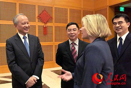 图为中国驻美国大使崔天凯,新任公使李克新等与美方官员交谈.