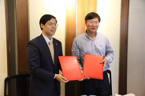 浙江衢州市与中国留日同学总会签署人才引进合