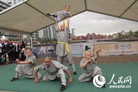 开幕式上，英国的“少林寺武术表演” 黄培昭摄