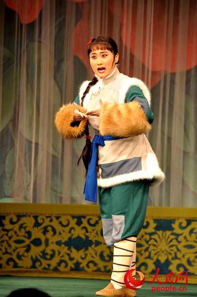 郭凡嘉演唱《智取威虎山》选段(摄影 记者殷淼)