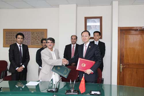 中国驻巴基斯坦大使与巴方官员签署定向捐赠协