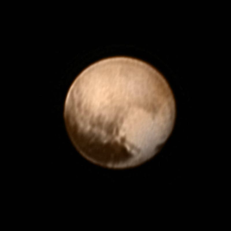 冥王星上的心形暗斑实际上是雪。这块暗斑以冥王星的发现者、美国天文学家汤博命名。（图片来源NASA)