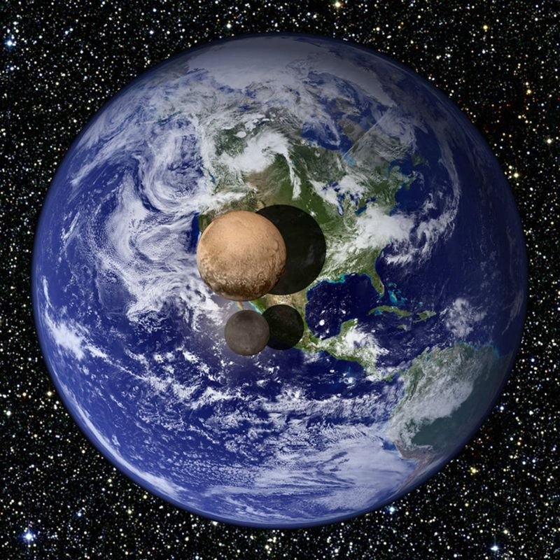 该图片显示从地球表面上方远距离观测到冥王星及卡戎的景象。（图片来源NASA)