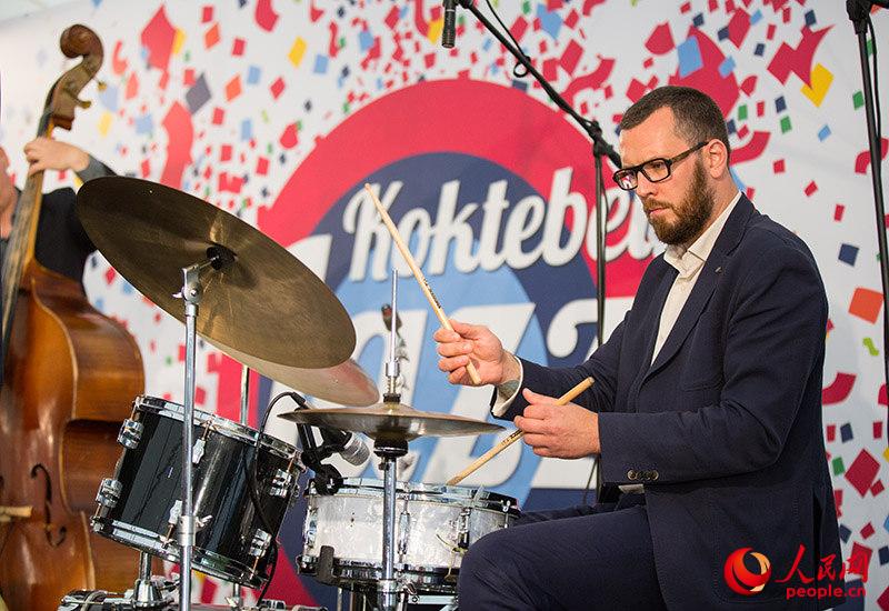 ��13����ʾ�ʿ�ֽ� - Koktebel Jazz Party ���ŷ������С�;�ʿ���ݳ������������� ������ �㣩
