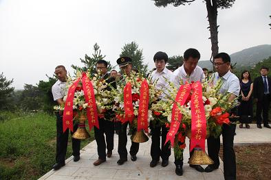 向志愿军烈士墓敬献花篮。