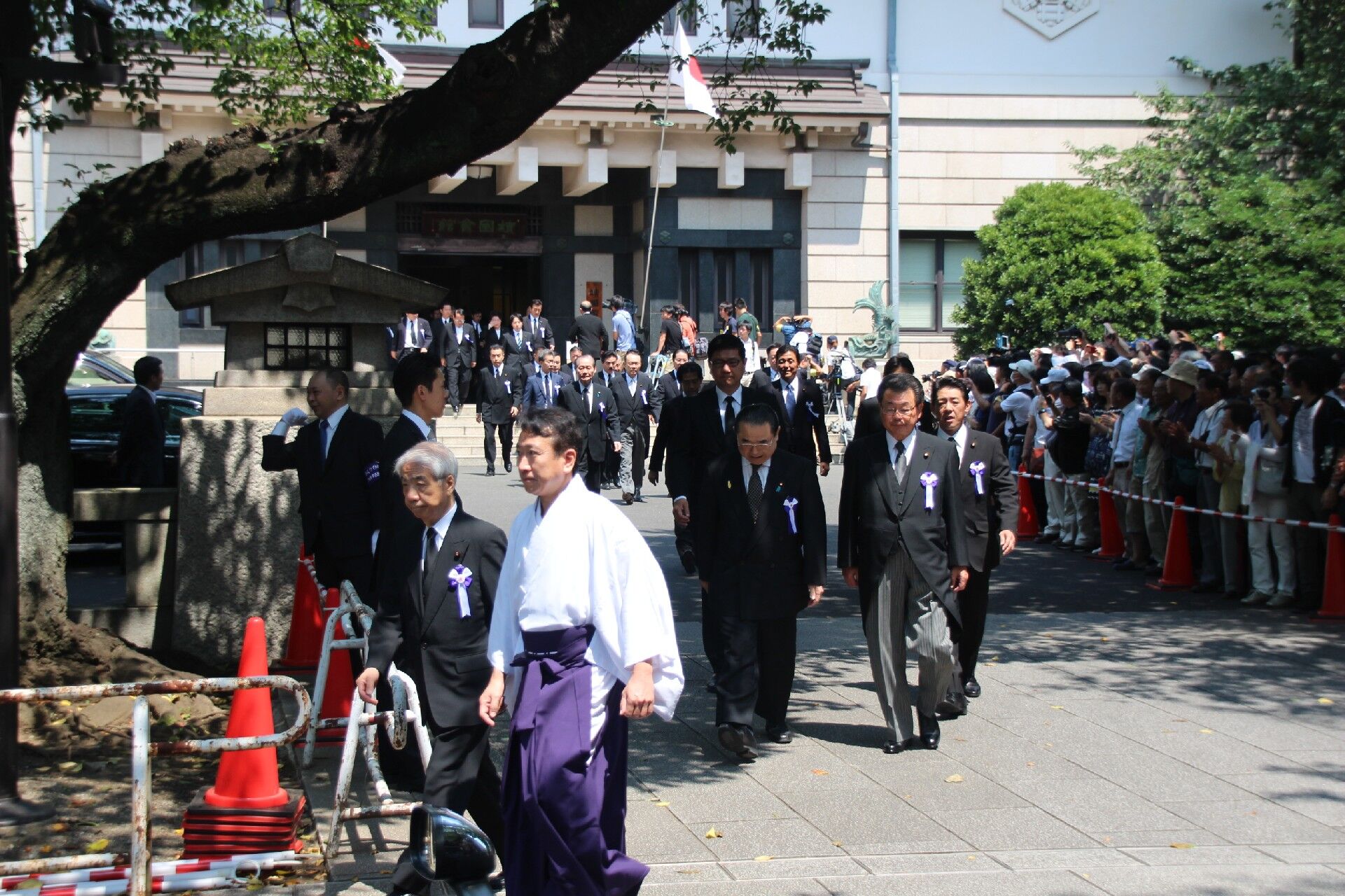 六十余名日本国会议员集体参拜靖国神社(图)