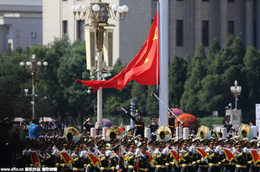 抗战胜利70周年阅兵升旗仪式举行 五星红.